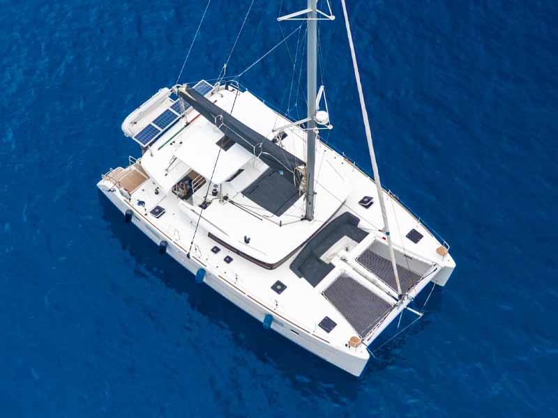 Renta de Catamaranes en Playa del Carmen, imagen de un catamarán en renta