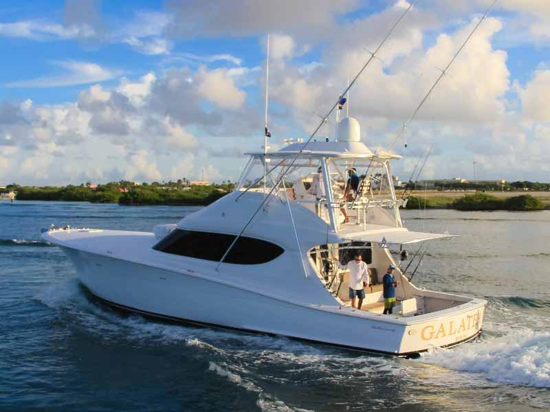 Pesca deportiva en Playa del Carmen, imágen de un yate de pesca.